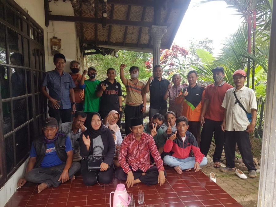 Anggota Komisi II DPRD Sumedang, Deni Agus Setiawan foto bersama warga disela Resesnya di Desa Karanglayung Kecamatan Conggeang, Senin (23/11). (foto: Humas PKS)