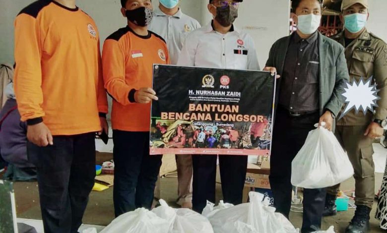 Aleg PKS, H. Nurhasan Zaidi menyalurkan bantuan di Posko Relawan PKS Bencana Banjir dan Tanah Longsor Cimanggung, Rabu (13/1/2021). (Foto: Humas PKS)