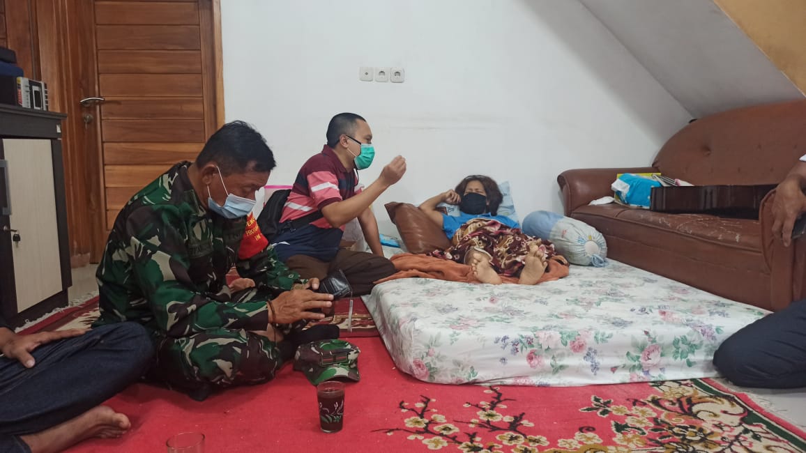 kata dr. Iwan Nugraha, anggota F-PKS Sumedang asal Cimanggung tengah berbincang dengan korban longsor di Dusun Bangkir Desa Sindanggalih, Rabu (27/1/2021). (Foto: Humas PKS)