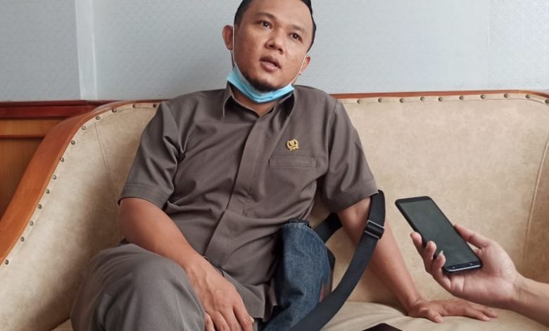 Anggota Fraksi PKS DPRD Sumedang yang ikuta pada Pansus I, Deni Agus Setiawan, S.T saat diwawancara.