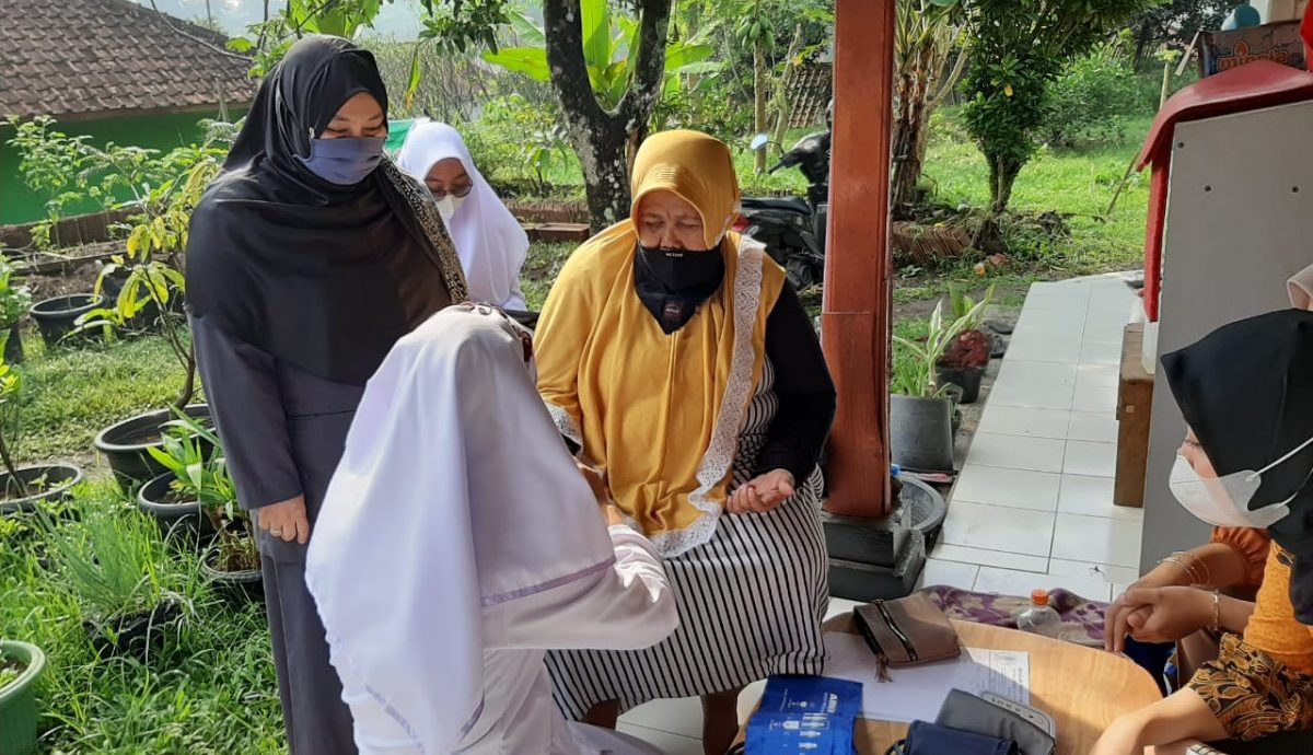 Anggota Komisi I DPRD Sumedang dari Fraksi PKS, Ely Walimah S.K.M., M.Si, ikut memantau pelaksanaan pemeriksaan kesehatan warga Desa Serang Kecamatan Cimalaka. (Foto: Humas PKS)