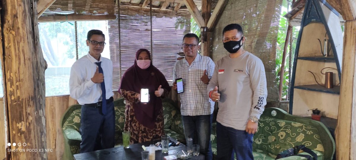 FOTO BERSAMA : Ely Walimah bersama Manajemen BiTrans di Cafe Saflor