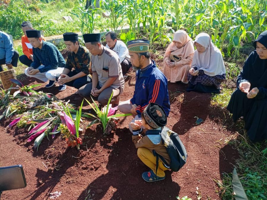 Rombongan DPD PKS Sumedang saat bertakziyah ke keluarga almarhum Ustadz Entis di Cijati Situraja, Minggu (18/12)